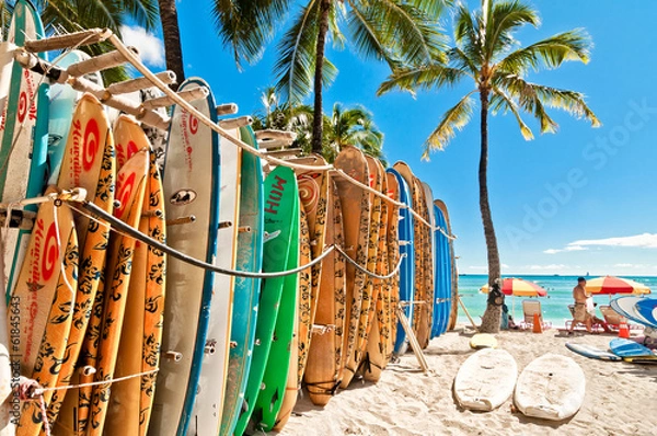 Obraz Deski surfingowe w szafie na plaży Waikiki - Honolulu