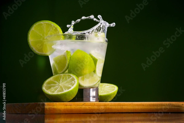 Fototapeta Caipirinha brasileira com "Splash" feito com limão