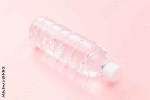 Fototapeta ピンク背景のボトルドウォーター
