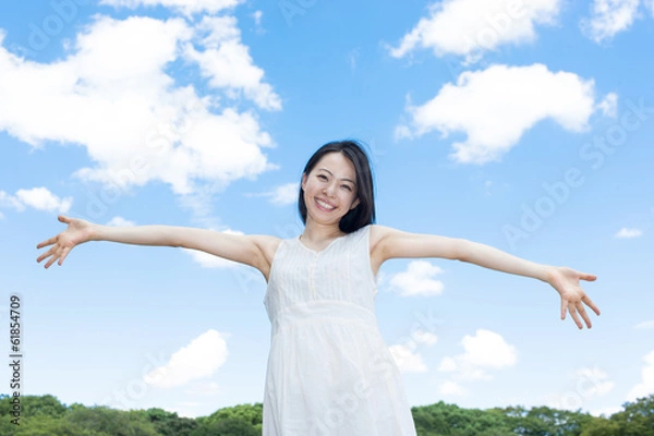 Fototapeta 青空に手を広げる女性