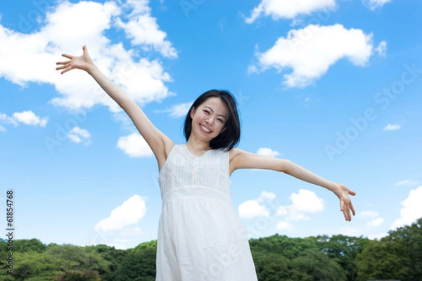 Fototapeta 青空に手を広げる女性