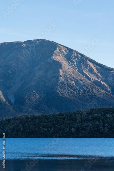 Fototapeta ニュージーランド　ネルソン・レイクス国立公園のロトイティ湖とロバート山