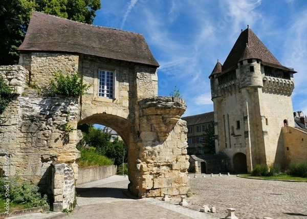 Fototapeta La Porte du Croux et les vestiges des anciens remparts de la ville de Nevers