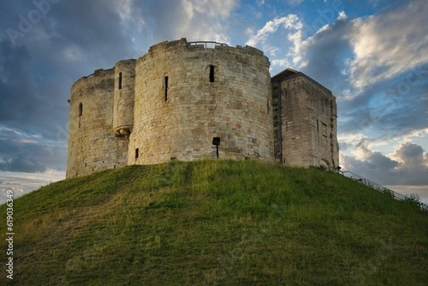 Obraz Idyllic landscape the Old York castle rising from a lush green hillside