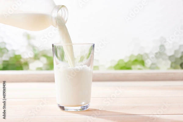 Obraz 牛乳をガラスコップに注ぐ、健康的で爽やかな光