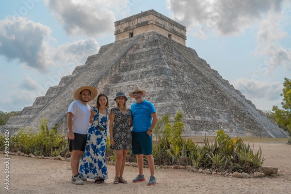 Obraz Family vacations in the tourist pyramids of Chichen Itza in the Riviera Mayan archaeological zone