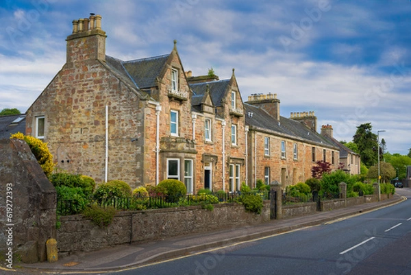 Fototapeta 2023-06-02 A SINGLE ROW OF HOMES SHOWING THE LOCAL ARCHITECHURE IN INVERNESS SCOTLAND WITH A NICE SKY