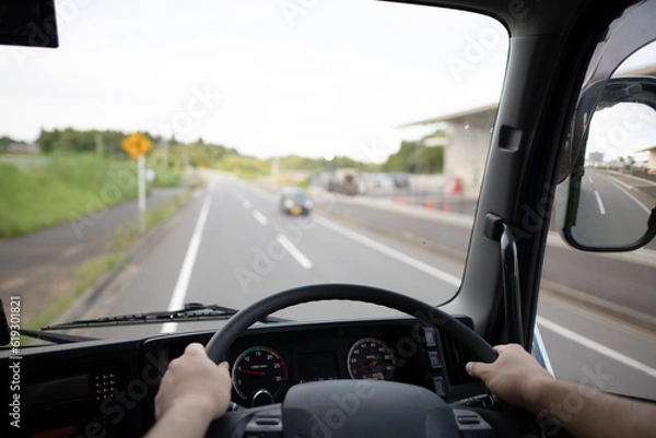 Fototapeta トラックを運転する男性の手元