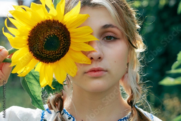 Obraz Girl-Ukraine,
Ukrainian woman in a field with a parasol