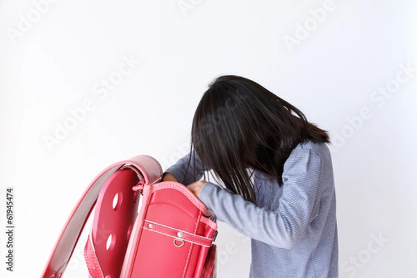 Obraz ランドセルの中を探す女の子