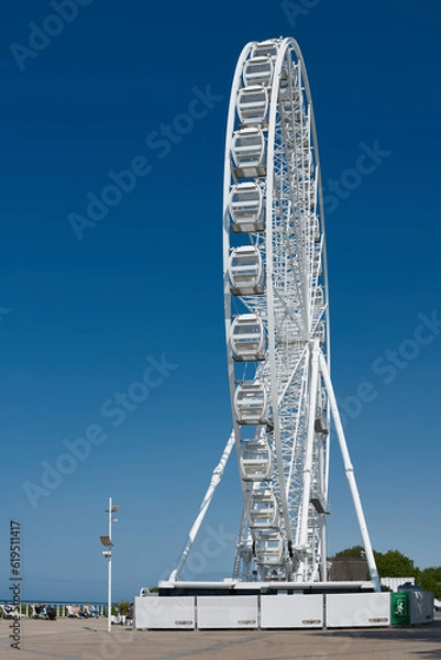 Fototapeta Riesenrad als Attraktion auf der Promenade des Ostseebades Kühlungsborn an der deutschen Ostseeküste 