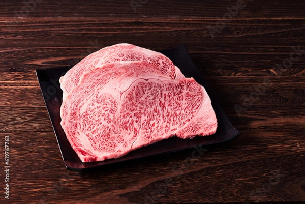 Obraz 日本のブランド牛肉（和牛）、佐賀牛　黒いお皿の上にロース肉を盛り付け