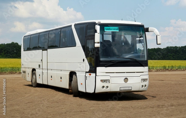 Obraz Заказной междугородний автобус, стоящий на проселочной дороге