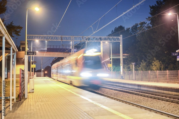 Obraz Podróż nocą, wjazd pociągu na peron, zamrożony ruch