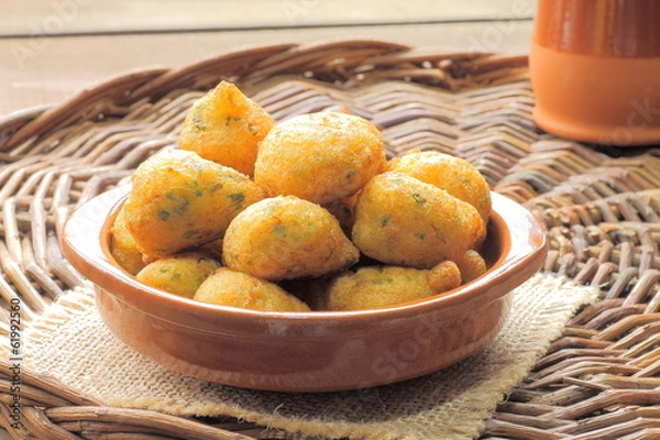 Fototapeta Niezwykle piękne kwitnące maki. Czerwone pole kwiatów o zachodzie słońca.