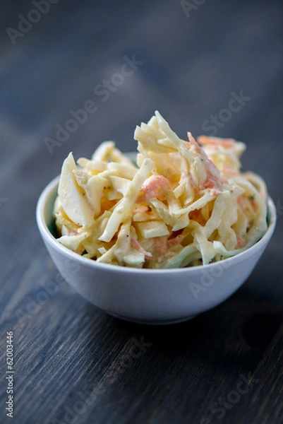 Obraz Coleslaw w misce na drewnianym stole
