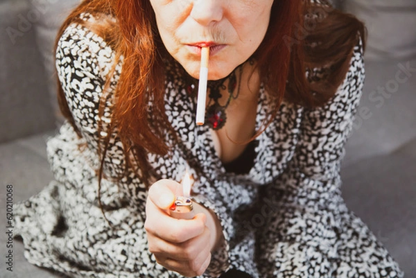 Obraz Frau zündet sich eine Zigarette an