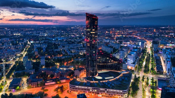 Obraz Wieczorny widok na Sky Tower Wrocław, Polska.