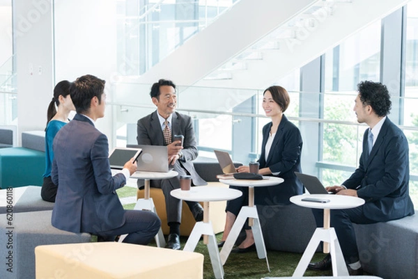 Fototapeta 会議するビジネスマンたち