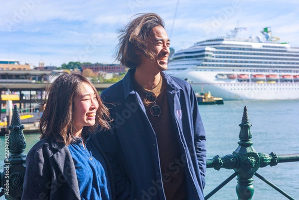 Fototapeta シドニーの海辺で微笑む日本人カップル