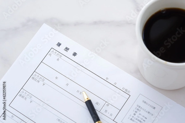 Fototapeta コーヒーを飲みながら履歴書を書く