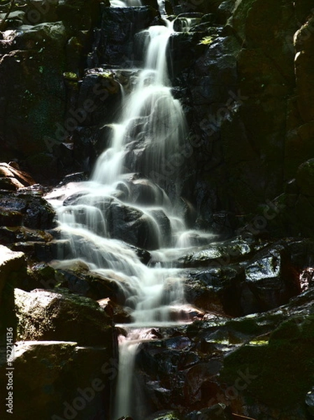 Obraz 小さな渓谷を流れる清流の滝の湯な段差
