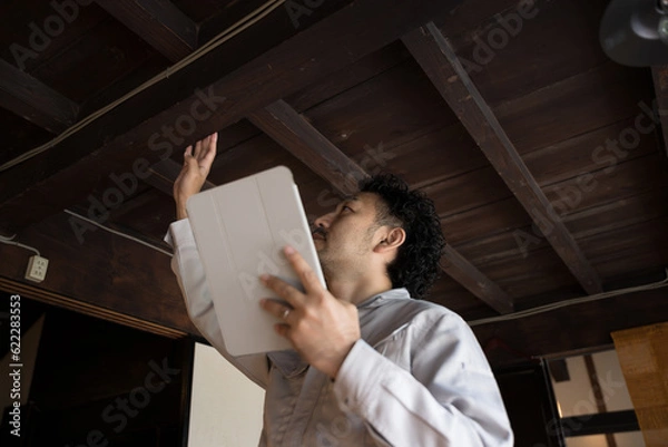 Fototapeta 古い民家の天井や空家などをリフォームや点検、修繕する人	