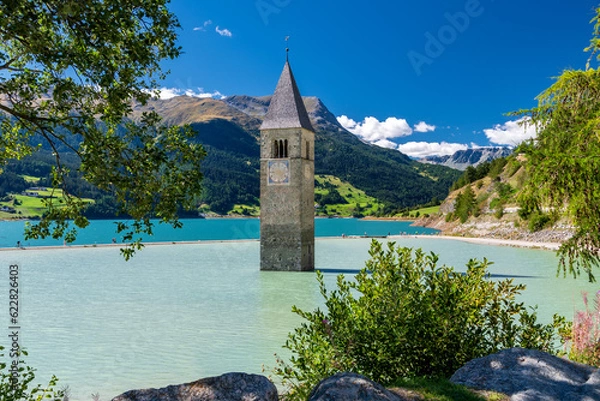 Obraz Versunkener Kirchturm von Graun im Reschensee in Südtirol, Italien