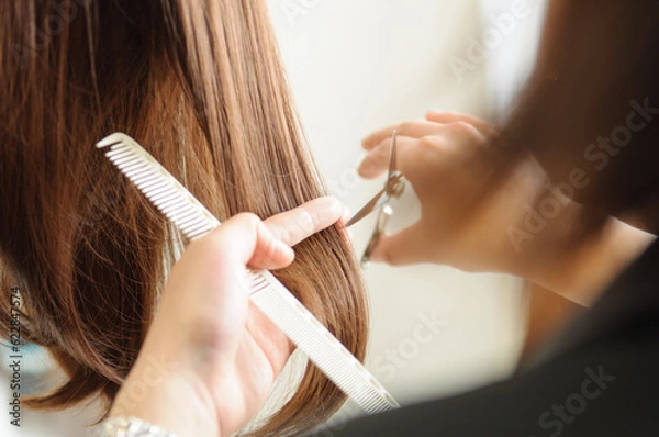 Fototapeta 髪を切るヘアスタイリスト　美容室