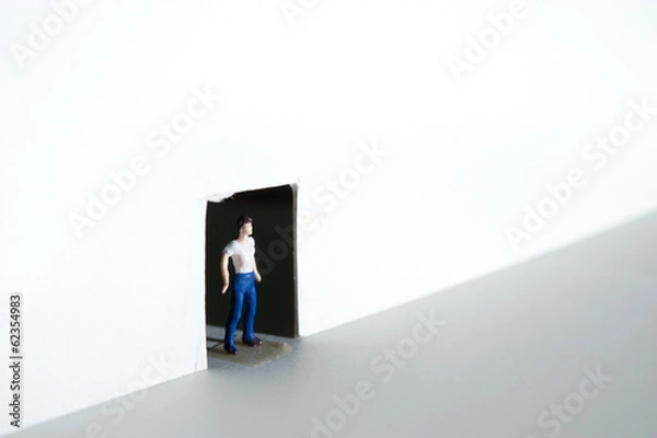 Fototapeta 開いた扉から光を受ける男性