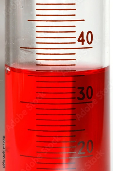 Obraz A 100ml measuring cylinder containing red liquid