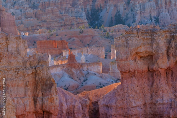 Fototapeta Rock formations and hoodoo’s from Rim Trail in Bryce Canyon National Park in Utah during spring.
