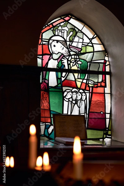 Fototapeta Kirchenfenster mit brennenden Kerzen