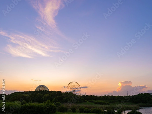 Obraz 初夏の葛西臨海公園 水族館と観覧車の夕景