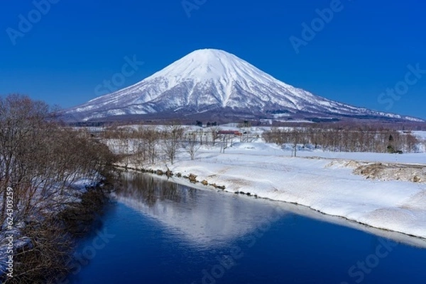Fototapeta 北海道・京極町 冬の羊蹄山と尻別川の風景