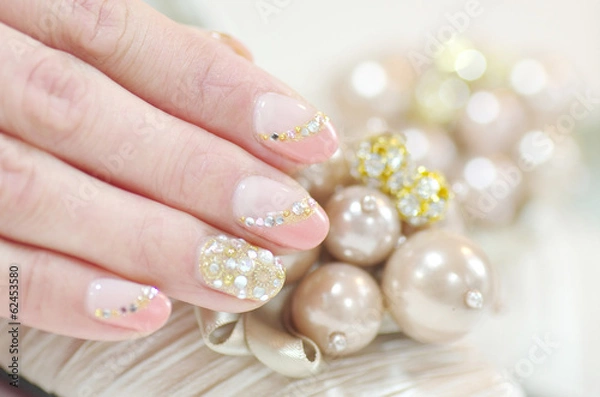 Obraz ネイルアートの手とアクセサリー
