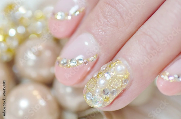 Obraz ネイルアートの手とアクセサリー