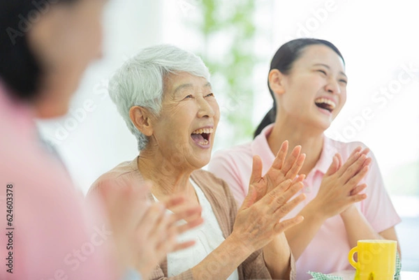 Obraz シニア女性と介護士