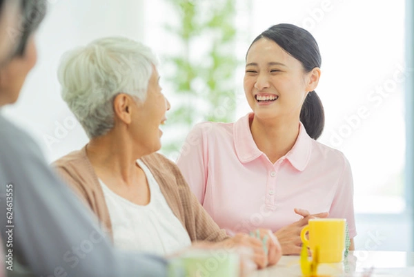 Obraz シニア女性と介護士