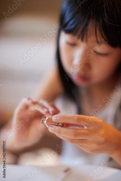 Fototapeta 夏休みの家で手芸をやっている小学生の女の子の様子