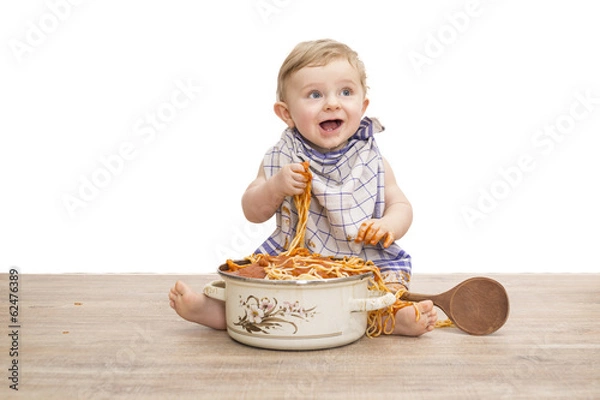 Fototapeta Kleiner Bub sortiert sein Essen :-)