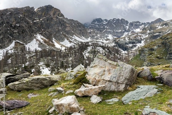 Obraz Rock formations in the Fontanalba valley in the French Alps.