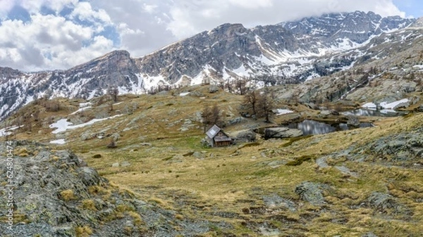 Fototapeta View of a mountain refuge in the Fontanalba valley in the French Alps.
