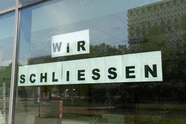 Obraz Schild mit der Aufschrift wir schließen am Schaufenster eines Geschäfts in Magdeburg