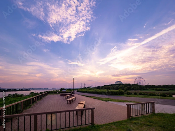 Obraz 夏の夕景、葛西臨海公園　ウッドデッキと水族館・観覧車　心地よい