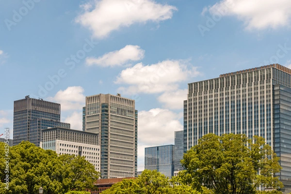 Fototapeta 綺麗な青空と都会のビル