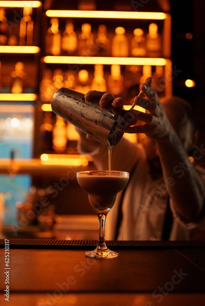 Obraz bartender pouring cocktail