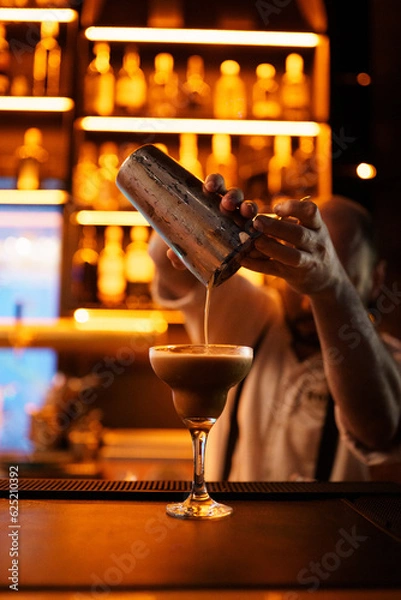Obraz bartender pouring cocktail