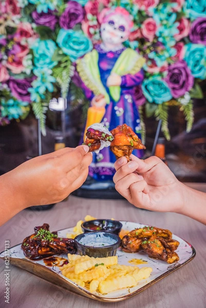 Obraz Brindando con alitas