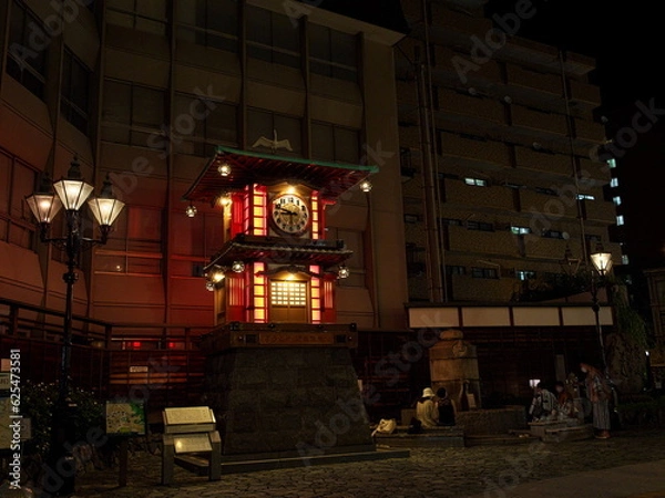 Obraz 夜の温泉街の街並み
